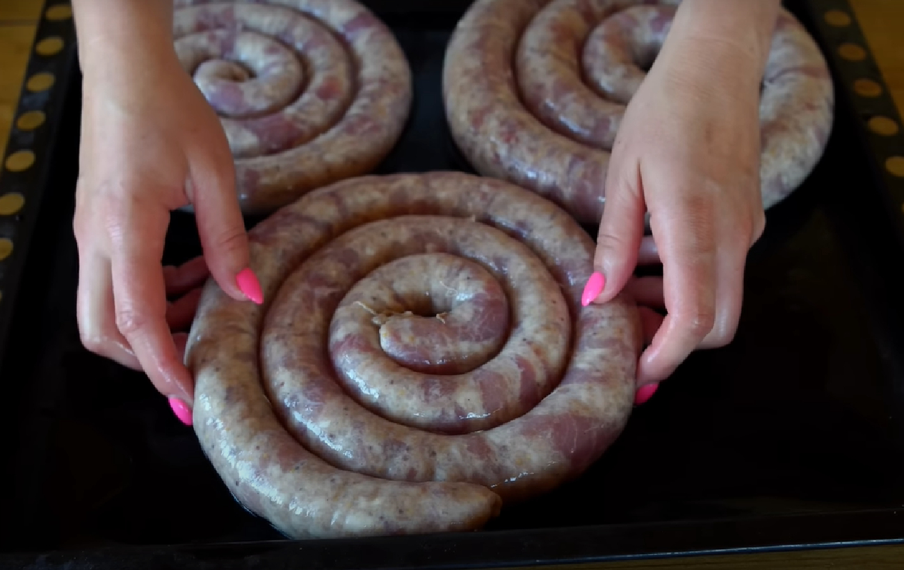 Вкуснее магазинной, а готовить очень просто: рецепт домашней колбасы с горчицей